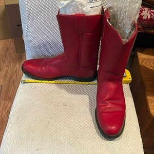 Rockin red Justin boots.